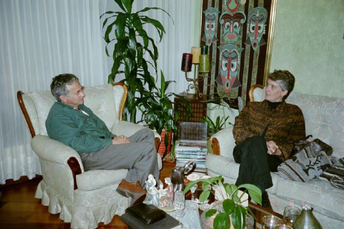 Alvin and Jeannette in the Mogolln's apartment in Bogot. / Alvin y Jeannette en el apartmento de los Mogolln en Bogot