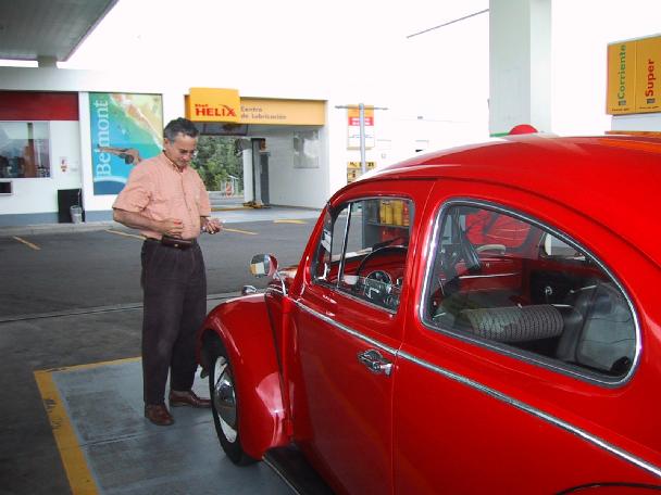 Alvin and his Beetle. / Alvin y su Escarabajo.