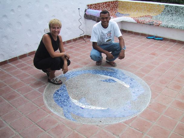 Mara Jos and Jorge with their work of art. / Mara Jos y Jorge con su obra de arte.